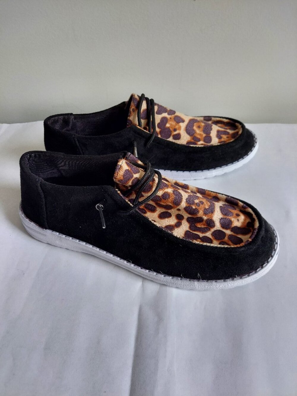 Weightless slip-on women's shoes, black canvas body, leopard print top SZ 8 -8.5